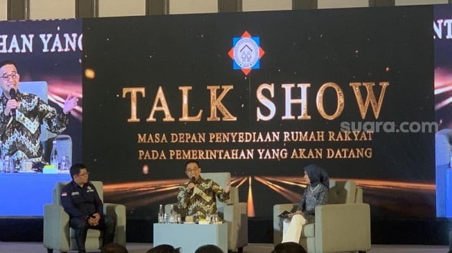 Bacapres Anies Baswedan (tengah) dalam talkshow Asosiasi Pengembang Perumahan dan Permukiman Seluruh Indonesia (Apersi) di Hotel Vertu Harmoni, Jakarta Pusat, Jumat (10/11/2023). (Suara.com/Rakha)