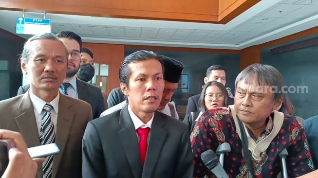 Kuasa hukum dari Tim Pembela Demokrasi Indonesia (TPDI) 2.0 Patra M Zein (tengah) mewakili kliennya menggugat KPU RI karena dianggap melawan hukum dengan menerima pendaftaran Gibran Rakabuming Raka sebagai cawapres di Pengadilan Negeri Jakarta Pusat, Jumat (10/11/2023). (Suara.com/Dea)