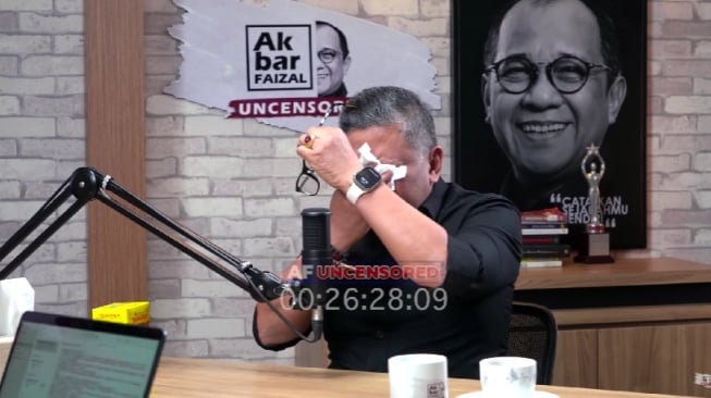 Sekretaris Jenderal PDIP Hasto Kristiyanto tak kuat menahan tangis ketika membicarakan Presiden Joko Widodo atau Jokowi dalam podcast yang ditayangkan  YouTube Akbar Faizal Uncensored. [Tangkap Layar]