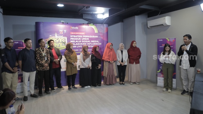 Pemimpin Redaksi Suara.com Suwarjono memberikan sambutan pada acara kompetisi Proposal Bisnis Pasar Lokal Suara UMKM Volume 3 di Kantor Suara.com, Jalan Mega Kuningan, Jakarta Selatan, Jumat (10/11/2023). [Suara.com/Ramadhani Ari Nugroho]