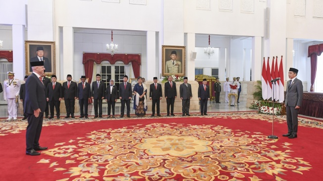 Presiden Joko Widodo (kanan) memimpin upacara pemberian tanda Bintang Jasa Pratama kepada Presiden FIFA Gianni Infantino (kiri) di Istana Negara, Jakarta, Jumat (10/11/2023). [ANTARA FOTO/Hafidz Mubarak A].