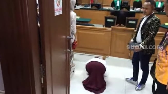 Inara Rusli sujud syukur di ruang sidang usai gugatan cerai yang diajukan dikabulkan majelis hakim Pengadilan Agama Jakarta Barat, Jumat (10/11/2023) [Suara.com/Rena Pangesti]