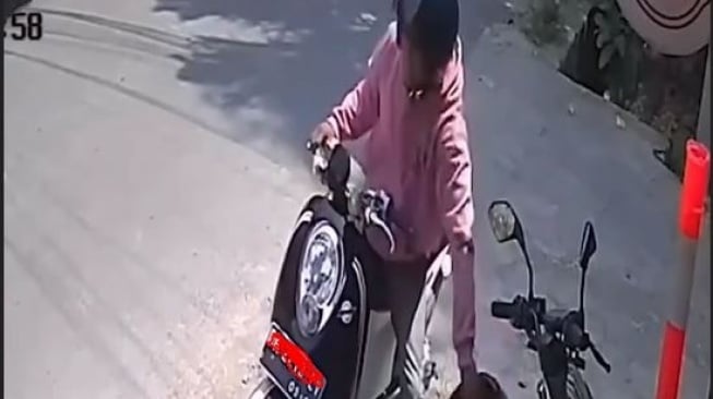 Terekam CCTV, Pria Berjaket Pink Curi Helm di Kawasan Berawa