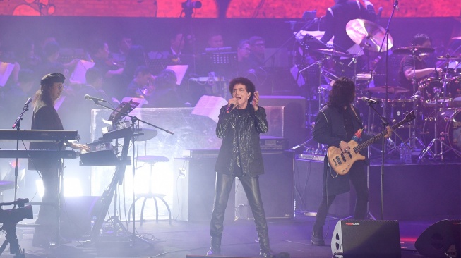 Grup musik God Bless tampil membawakan hitsnya saat Konser Emas 50 tahun di Istora Senayan, Jakarta, Jumat (10/11/2023). [ANTARA FOTO/M Risyal Hidayat/rwa]