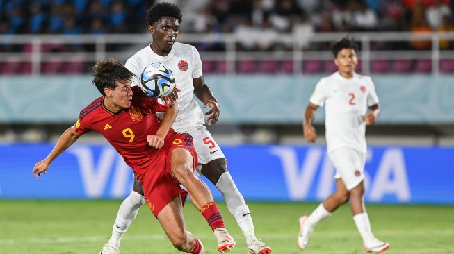 Pesepak bola Timnas Spanyol Marc Guiu (kiri) berebut bola dengan pesepak bola Timnas Kanada Chimere Omeze (kanan) pada pertandingan Grup B Piala Dunia U-17 di Stadion Manahan, Solo, Jawa Tengah, Jumat (10/11/2023). [ANTARA FOTO/Mohammad Ayudha/rwa]