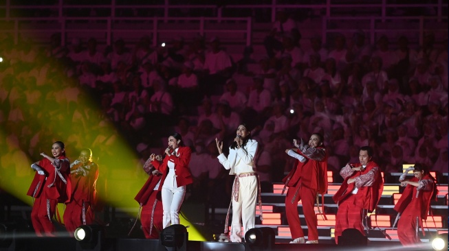 Penyanyi Wika Salim dan Aurelie Moeremans tampil dalam upacara pembukaan Piala Dunia U-17 2023 di Stadion Gelora Bung Tomo, Surabaya, Jawa Timur, Jumat (10/11/2023). [ANTARA FOTO/Rizal Hanafi/aww]