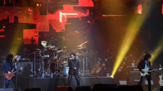 Grup musik God Bless tampil membawakan hitsnya saat Konser Emas 50 tahun di Istora Senayan, Jakarta, Jumat (10/11/2023). [ANTARA FOTO/M Risyal Hidayat/rwa]
