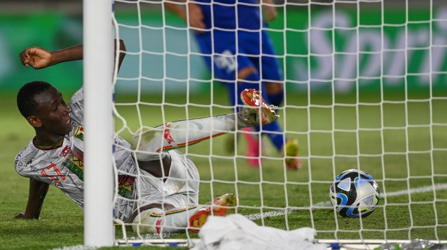 Pesepak bola Timnas Mali Mamadou Doumbia mencetak gol ke gawang Timnas Uzbekistan pada pertandingan Grup B Piala Dunia U-17 di Stadion Manahan, Solo, Jawa Tengah, Jumat (10/11/2023). [ANTARA FOTO/Mohammad Ayudha/rwa]