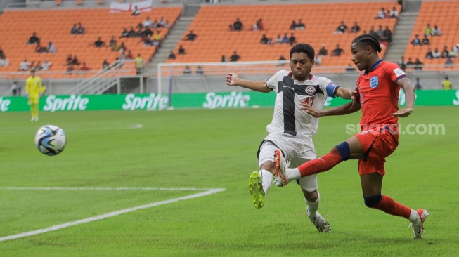 Pesepak bola Timnas Inggris U-17 Meghoma Jayden saat berebut bola dengan pemain Timnas Kaledonia Baru U-17 UPA Jytrhim pada pertandingan Grup C Piala Dunia U-17 di Jakarta International Stadium (JIS), Jakarta, Sabtu (11/11/2023). [Suara.com/Alfian Winanto]