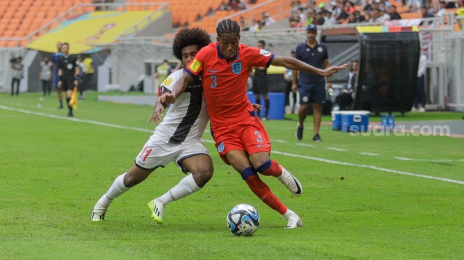 Pesepak bola Timnas Inggris U-17 Meghoma Jayden berebut bola dengab pemain Timnas Kaledonia Baru U-17 Saiko Jean Yves pada pertandingan Grup C Piala Dunia U-17 di Jakarta International Stadium (JIS), Jakarta, Sabtu (11/11/2023). [Suara.com/Alfian Winanto]