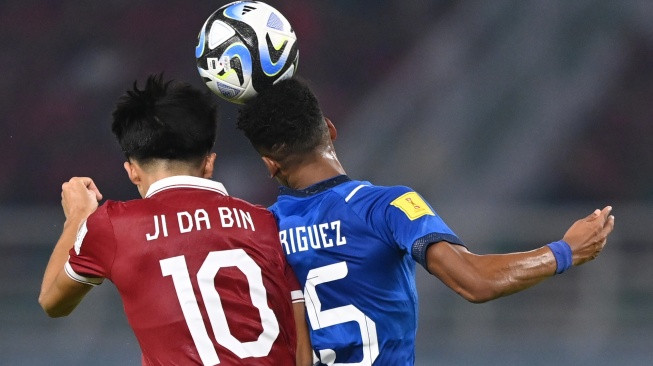 Pesepak bola timnas Indonesia Ji Da Bin (kiri) berebut bola dengan pesepak bola timnas Ekuador Juan Rodriguez pada laga Grup A Piala Dunia U-17 2023 di Stadion Gelora Bung Tomo, Surabaya, Jawa Timur, Jumat (10/11/2023). [ANTARA FOTO/Aditya Pradana Putra/aww]