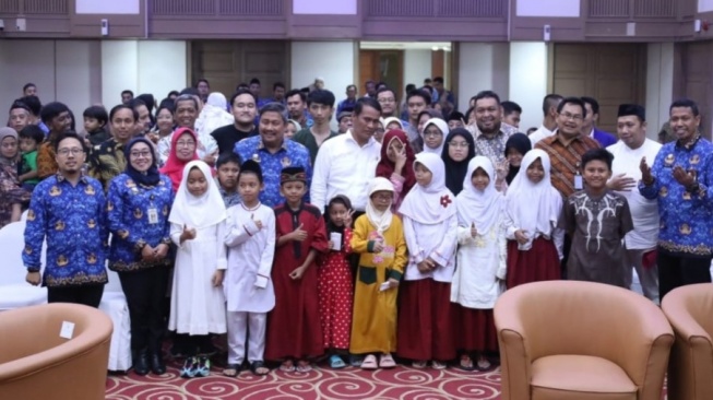 Menteri Pertanian Andi Amran Sulaiman Berikan Gaji Pertama ke Anak Yatim Piatu dan Janda