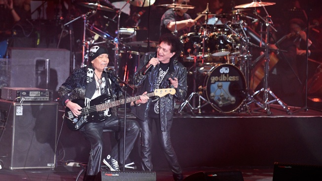 Vokalis grup musik God Bless Ahmad Albar dan Bassist Donny Fatah (kiri) tampil membawakan hitsnya saat Konser Emas 50 tahun di Istora Senayan, Jakarta, Jumat (10/11/2023). [ANTARA FOTO/M Risyal Hidayat/rwa]