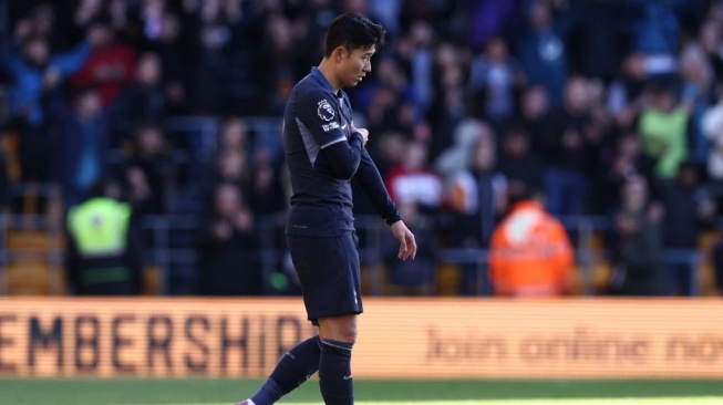 Ekspresi penyerang Tottenham Hotspur, Son Heung-min usai laga Liga Inggris kontra Wolves di Stadion Molineaux, Sabtu (11/11) malam WIB. [AFP]