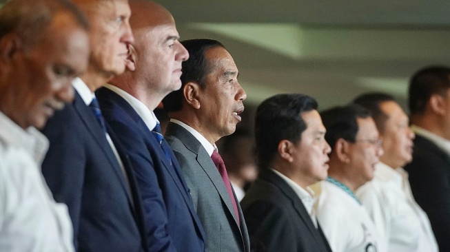 Presiden Joko Widodo bersama Presiden FIFA Gianni Infantino (ketiga kiri), Ketua Umum PSSI Erick Thohir (keempat kanan), dan Ketua Komisi Wasit Federasi sepak bola dunia (FIFA) Pierluigi Collina (kedua kiri) meyaksikan pertandingan babak penyisihan Grup A Piala Dunia U-17 2023 antara Timnas Indonesia melawan Timnas Ekuador di Stadion Gelora Bung Tomo, Surabaya, Jawa Timur, Jumat (10/11/2023). [ANTARA FOTO/Dhemas Reviyanto/rwa]
