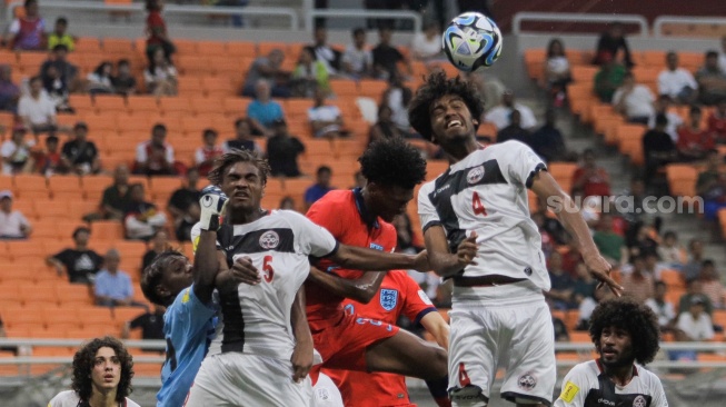 Pesepak bola Timnas Inggris U-17 dan Timnas Kaledonia Baru U-17 saling berebut bola atas pada pertandingan Grup C Piala Dunia U-17 di Jakarta International Stadium (JIS), Jakarta, Sabtu (11/11/2023). [Suara.com/Alfian Winanto]