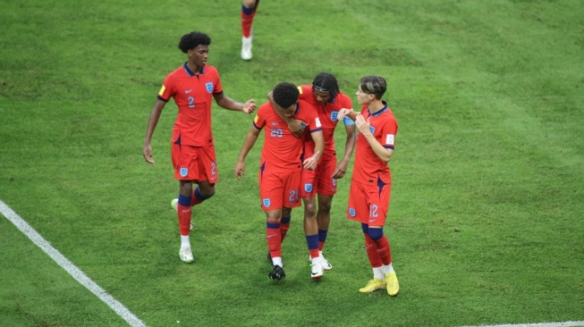 England U-17 national team striker, Ethan Nwaneri (second left) celebrates the goal against New Caledonia in the 2023 U-17 World Cup Group C match at the Newsdelivers.com International Stadium (JIS), Saturday (11/11).  (Doc. LOC WCU17/BRY)