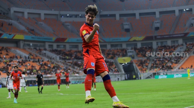 Pesepak bola Timnas Inggris U-17 Murray-Campbell Harrison berselebrasi usai berhasil mencetak gol ke gawang Timnas Kaledonia Baru U-17 pada pertandingan Grup C Piala Dunia U-17 di Jakarta International Stadium (JIS), Jakarta, Sabtu (11/11/2023). [Suara.com/Alfian Winanto]