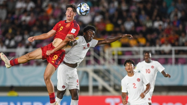 Pesepak bola Timnas Spanyol Marc Guiu (kiri) berebut bola dengan pesepak bola Timnas Kanada Chimere Omeze (kanan) pada pertandingan Grup B Piala Dunia U-17 di Stadion Manahan, Solo, Jawa Tengah, Jumat (10/11/2023). [ANTARA FOTO/Mohammad Ayudha/rwa]
