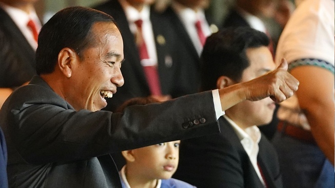 Presiden Joko Widodo bersama cucunya, Jan Ethes menyaksikan pertandingan babak penyisihan Grup A Piala Dunia U-17 2023 antara Timnas Indonesia melawan Timnas Ekuador di Stadion Gelora Bung Tomo, Surabaya, Jawa Timur, Jumat (10/11/2023).[ANTARA FOTO/Dhemas Reviyanto/rwa]