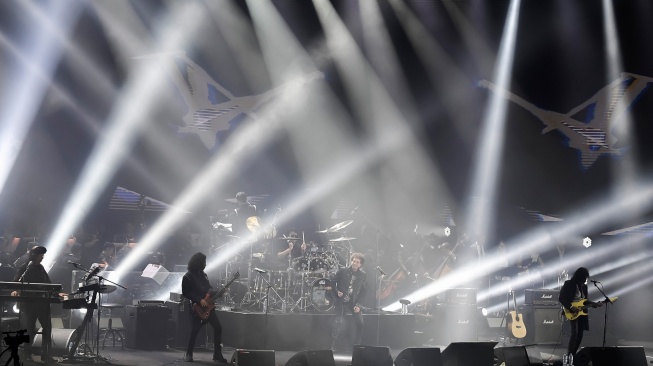 Grup musik God Bless tampil membawakan hitsnya saat Konser Emas 50 tahun di Istora Senayan, Jakarta, Jumat (10/11/2023). [ANTARA FOTO/M Risyal Hidayat/rwa]
