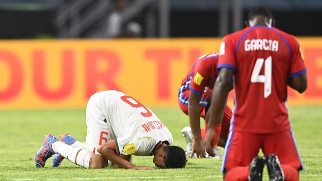 Pesepak bola Timnas Maroko Mehdi Akoumi (kiri) bersujud usai pertandingan fase Grup A Piala Dunia U-17 2023 di Stadion Gelora Bung Tomo, Surabaya, Jawa Timur, Jumat (10/11/2023).[ANTARA FOTO/Aditya Pradana Putra/rwa]

