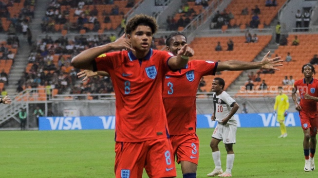 Pesepak bola Timnas Inggris U-17 Golding Michael berselebrasi usai berhasil mencetak gol ke gawang Timnas Kaledonia Baru U-17 pada pertandingan Grup C Piala Dunia U-17 di Jakarta International Stadium (JIS), Jakarta, Sabtu (11/11/2023). [Suara.com/Alfian Winanto]