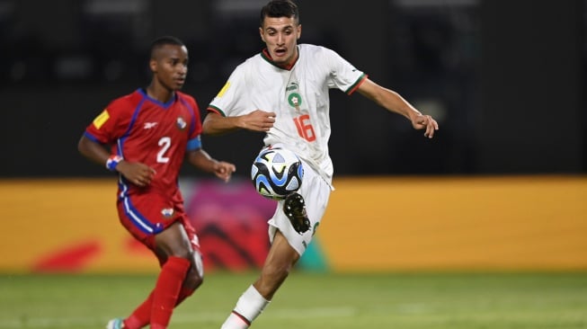 Pesepak bola Timnas Maroko Ayman Ennair (kanan) menembakkan bola ke gawang Timnas Panama dalam pertandingan fase Grup A Piala Dunia U-17 2023 di Stadion Gelora Bung Tomo, Surabaya, Jawa Timur, Jumat (10/11/2023). [ANTARA FOTO/Aditya Pradana Putra/rwa]