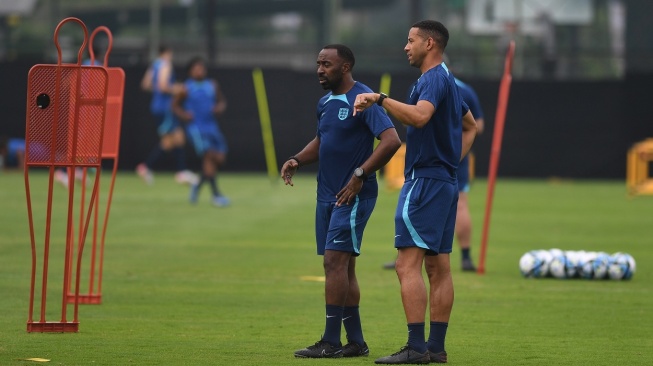 Pelatih Timnas Inggris U-17 Ryan Garry (kanan) berbincang dengan asisten pelatih Darius Vassell (kiri) saat memimpin sesi latihan resmi Piala Dunia U-17 di Lapangan A, Kompleks Gelora Bung Karno, Jakarta, Jumat (10/11/2023). Timnas Inggris U-17 akan menghadapi Timnas Kaledonia Baru U-17 pada laga pertama Piala Dunia U-17. ANTARA FOTO/Akbar Nugroho Gumay/aww. 