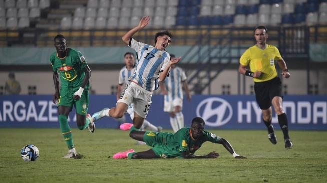 Suasana laga Piala Dunia U-17 2023 antara Timnas Argentina U-17 vs Senegal di Stadion Si Jalak Harupat, Bandung, Sabtu (11/11) malam. [Dok. LOC WCU17/SBN]