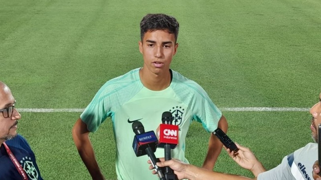 Bek tengah tim nasional Brasil U-17 Vitor Reis saat menjalani sesi latihan tim jelang pertandingan menghadapi timnas Iran U-17 di Stadion Madya, Jakarta, Jumat (10/11/2023). (ANTARA/FAJAR SATRIYO)
