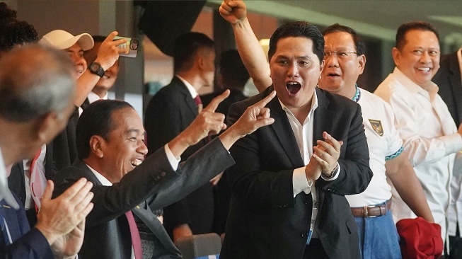 Presiden Joko Widodo bersama Ketua Umum PSSI Erick Thohir (ketiga kanan), Menteri Pertahanan Prabowo Subianto (kedua kanan), dan Ketua MPR Bambang Soesatyo (kanan) menyaksikan pertandingan babak penyisihan Grup A Piala Dunia U-17 2023 antara Timnas Indonesia melawan Timnas Ekuador di Stadion Gelora Bung Tomo, Surabaya, Jawa Timur, Jumat (10/11/2023). [ANTARA FOTO/Dhemas Reviyanto/rwa]