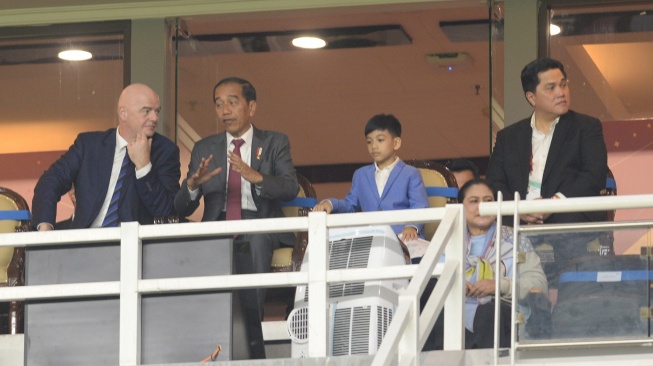 Presiden Joko Widodo (kedua kiri) didampingi Presiden FIFA Gianni Infantino (kiri) dan Ketua Umum PSSI Erick Thohir (kanan) menyaksikan laga Grup A Piala Dunia U-17 2023 antara timnas Indonesia melawan timnas Ekuador di Stadion Gelora Bung Tomo, Surabaya, Jawa Timur, Jumat (10/11/2023). [ANTARA FOTO/Ari Bowo Sucipto/aww]