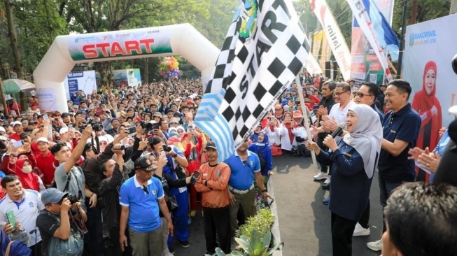 Hari Jadi Ke-78 Pemprov Jatim, Ribuan Masyarakat Antusias Ikut Jalan Sehat dan Pasar Murah di Bakorwil Malang