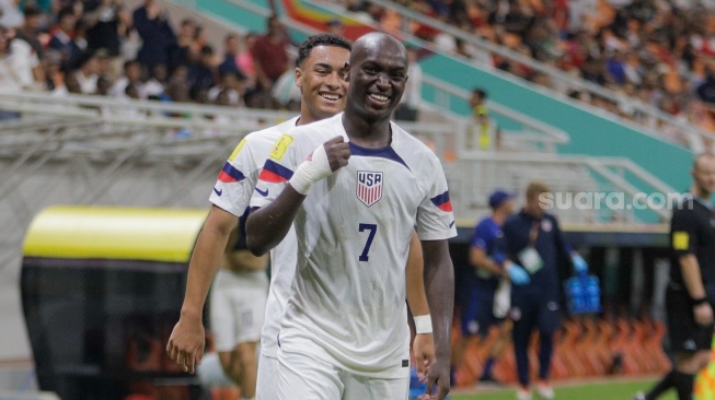 Pesepak bola Timnas Amerika Serikat U-17 Berchimas Nimfasha berselebrasi usai berhasil mencetak gol ke gawang Timnas Korea Selatan U-17 pada pertandingan Grup E Piala Dunia U-17 2023 di Jakarta International Stadium (JIS), Jakarta, Minggu (12/11/2023). [Suara.com/Alfian Winanto]