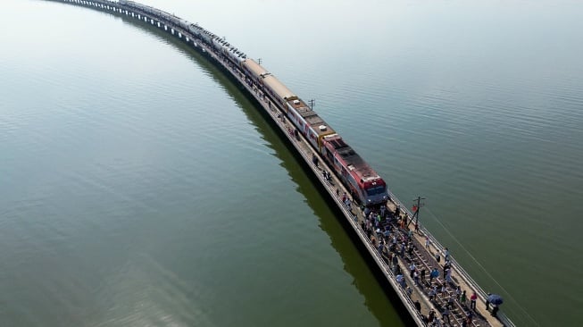 Foto udara menunjukkan wisata "Kereta Apung" di tengah Bendungan Pasak Jolasid, Provinsi Lopburi, Thailand, Sabtu (4/11/2023). [MANAN VATSYAYANA / AFP]