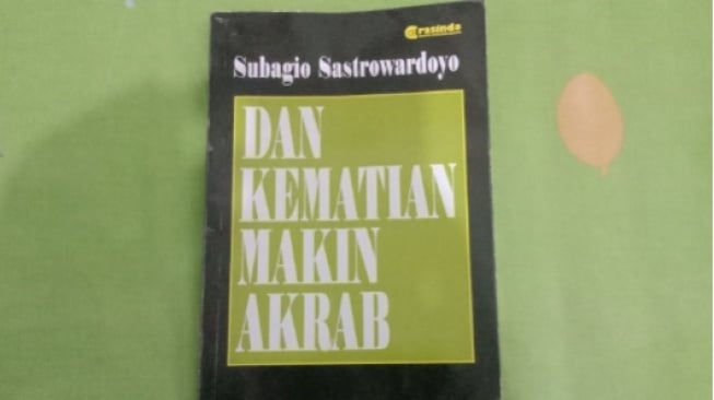 Ulasan Dan Kematian Makin Akrab: Kumpulan Puisi Karya Subagio Sastrowardoyo