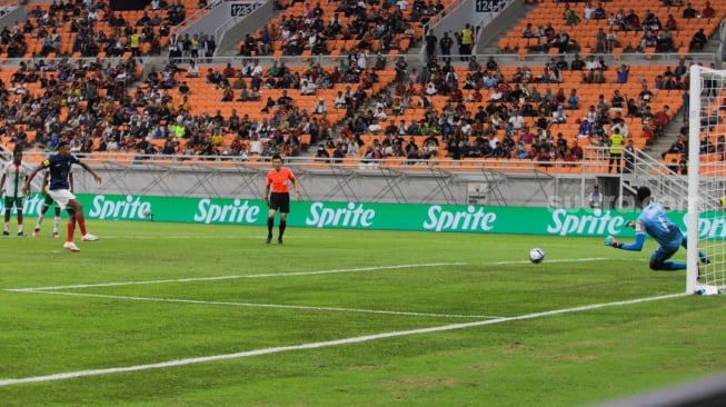 Pesepak bola Timnas Prancis U-17 Tincres Joan saat mencetak gol ke gawang Timnas Burkina Faso U-17 melalui pinalti pada pertandingan Grup E Piala Dunia U-17 2023 di Jakarta International Stadium (JIS), Jakarta, Minggu (12/11/2023). [Suara.com/Alfian Winanto]