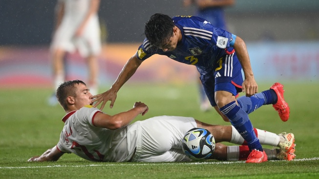 Pesepak bola Timnas Jepang Keita Kosugi (kanan) berebut bola dengan pesepak bola Timnas Polandia Dominik Dzala saat pertandingan fase Grup D Piala Dunia U-17 2023 di Stadion Si Jalak Harupat, Kabupaten Bandung, Jawa Barat, Sabtu (11/11/2023). [ANTARA FOTO/Wahyu Putro A/nz]