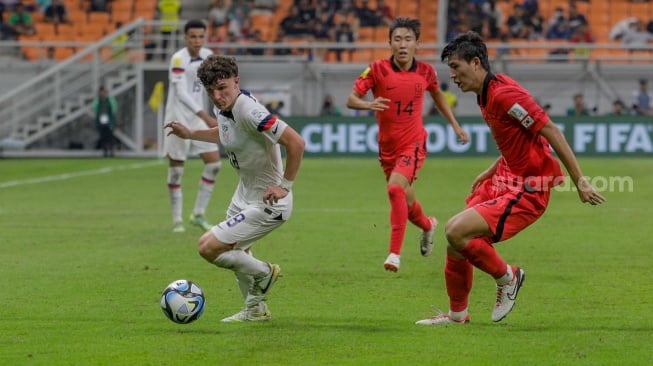 Pesepak bola Timnas Amerika Serikat U-17 Harangi Aiden berusaha melewati pemain Timnas Korea Selatan U-17 pada pertandingan Grup E Piala Dunia U-17 2023 di Jakarta International Stadium (JIS), Jakarta, Minggu (12/11/2023). [Suara.com/Alfian Winanto]