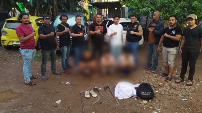 Tiga pelajar diamankan Satreskrim Polres Metro Jakarta Barat usai viral hendak membacok satpam menggunakan celurit di kawasan Kalideres, Jakarta Barat. [IST]