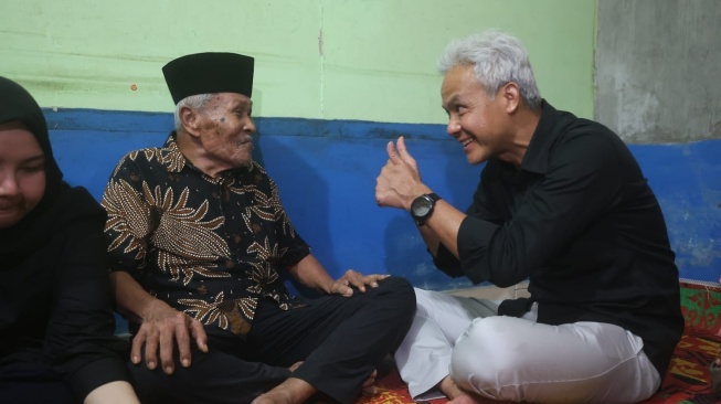 Nginap di Rumah Mbah Sumadi di Sumut, Ganjar Dikasih Banyak Cerita Indonesia Sebelum Merdeka