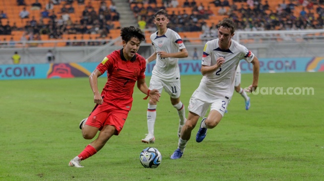 Pesepak bola Timnas Korea Selatan U-17 Yoon Doyong menggiring bola melewati pemain Timnas Amerika Serikat U-17 pada pertandingan Grup E Piala Dunia U-17 2023 di Jakarta International Stadium (JIS), Jakarta, Minggu (12/11/2023). [Suara.com/Alfian Winanto]