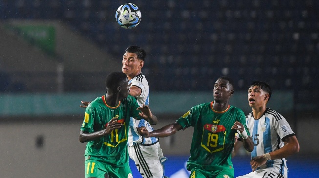 Pesepak bola Timnas Argentina Ulises Gimenez (kedua kiri) dan Juan Gimenez (kanan) berebut bola di udara dengan pesepak bola Timnas Senegal Lamine Sadio (kiri) dan Idrissa Gueye (kedua kanan) saat pertandingan babak penyisihan Grup D Piala Dunia U-17 2023 di Stadion Si Jalak Harupat, Kabupaten Bandung, Jawa Barat, Sabtu (11/11/2023). [ANTARA FOTO/M Agung Rajasa/nz]