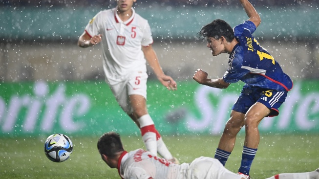 Pesepak bola Timnas Jepang Alen Inoue melepaskan tembakan saat bertanding melawan Timnas Polandia pada pertandingan fase Grup D Piala Dunia U-17 2023 di Stadion Si Jalak Harupat, Kabupaten Bandung, Jawa Barat, Sabtu (11/11/2023). [ANTARA FOTO/Wahyu Putro A/nz]