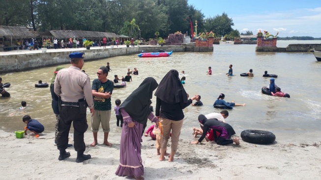 Polairud Polres Sergai Pantau Situasi Objek Wisata Pantai