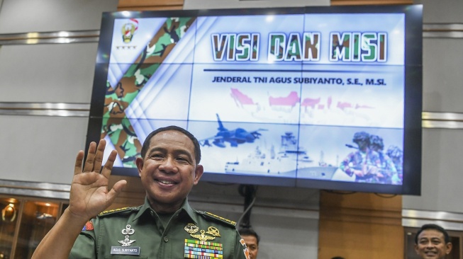 Kepala Staf Angkatan Darat (KASAD) Jenderal TNI Agus Subiyanto bersiap mengikuti uji kelayakan dan kepatutan (fit and proper test) calon Panglima TNI di ruang Komisi I DPR, Kompleks Parlemen, Senayan, Senin (13/11/2023). [ANTARA FOTO/Galih Pradipta]