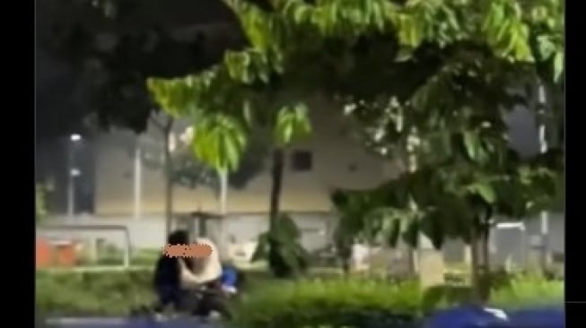 Viral Pasangan Kekasih Tertangkap Kamera Tengah Mesum di Taman Merjosari Malang