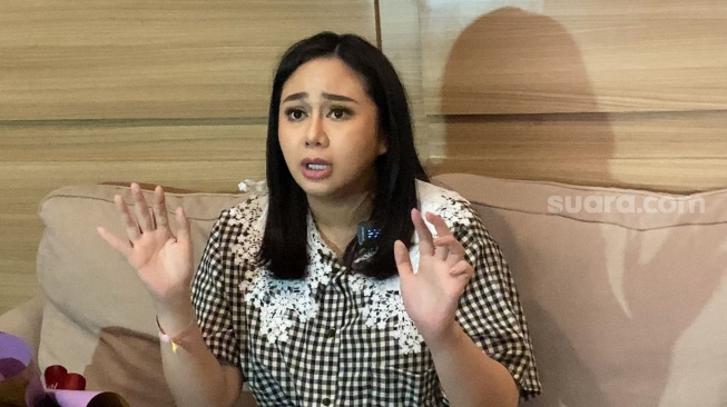 Denise Chariesta memberikan keterangan terkait persalinannya pada awak media pada RSIA Brawijaya, Jakarta, Mulai Pekan (13/11/2023) [Suara.com/Adiyoga Priyambodo]