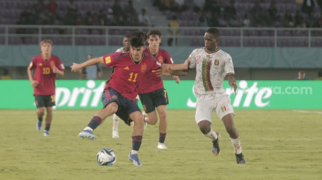 Penyerang Timnas U-17 Spanyol Peio Huestanmendia (kiri) berusaha melewati bek Mali Moussa Traoire pada laga hari kedua Grup B Piala Dunia U-17 2023 di Stadion Manahan, Solo, Senin (13/11/2023) .  ). [Pahami.id/Ronald Seger Prabowo]